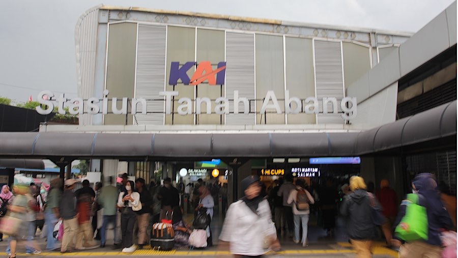 Warga di depan Stasiun Tanah Abang, Senin (24/2/2025). (Bloomberg Technoz/Andrean Kristianto)