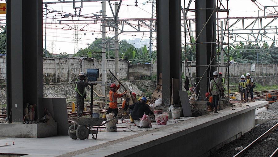 Selain peron 1 nantinya di bangunan baru Stasiun Tanah Abang dibangun juga peron jalur 2. (Bloomberg Technoz/Andrean Kristianto)