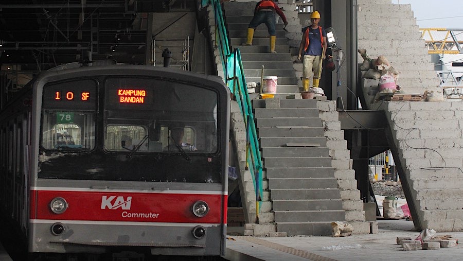 Namun peron jalur 2 di bangunan baru Stasiun Tanah Abang masih tahap
pembangunan. (Bloomberg Technoz/Andrean Kristianto)