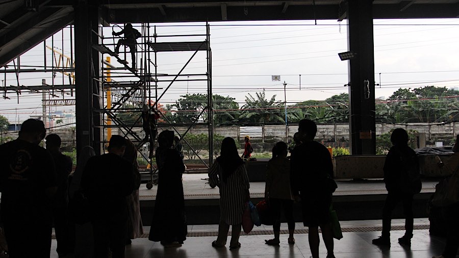 Pengoperasian Peron jalur 1 di bangunan baru ini mengubah akses flow pengguna Commuter Line. (Bloomberg Technoz/Andrean Kristianto)
