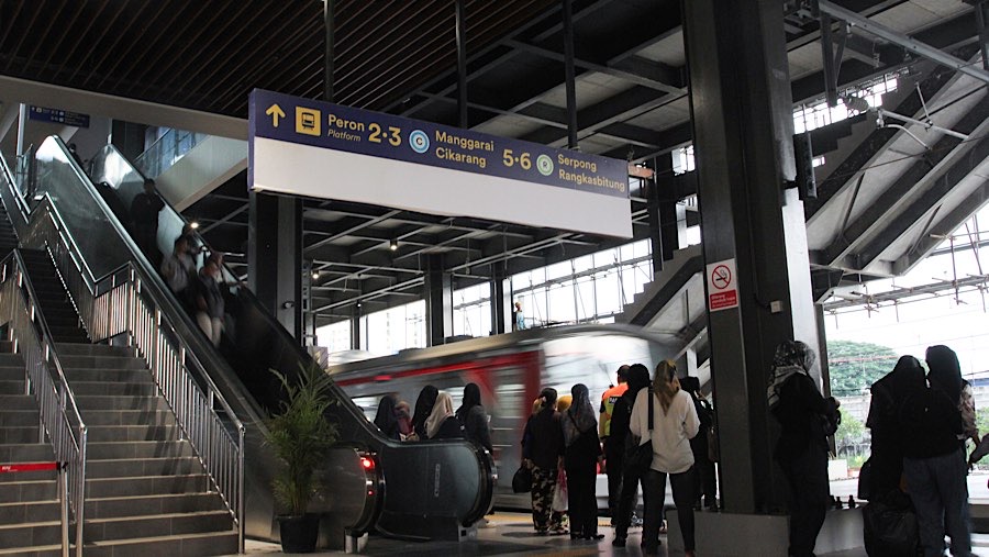 Untuk membuat nyaman penumpang, sejumlah fasilitas terus dikebut agar dapat beroperasi dengan normal.  (Bloomberg Technoz/Andrean Kristianto)