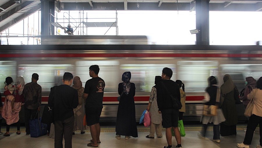 Perubahan ini hanya khusus untuk kedatangan dan keberangkatan KRL tujuan Stasiun Angke/Kampung Bandan. (Bloomberg Technoz/Andrean Kristianto)