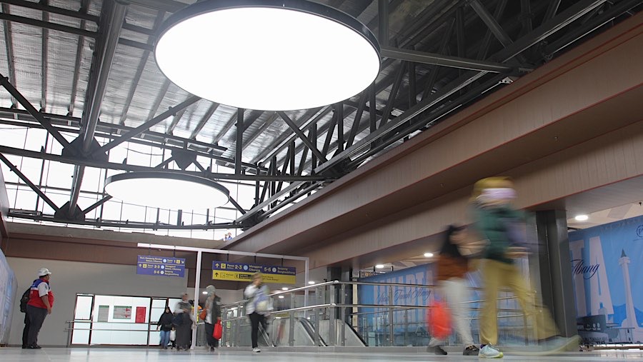 Proses pembangunan Stasiun Tanah Abang baru terus dilakukan. (Bloomberg Technoz/Andrean Kristianto)
