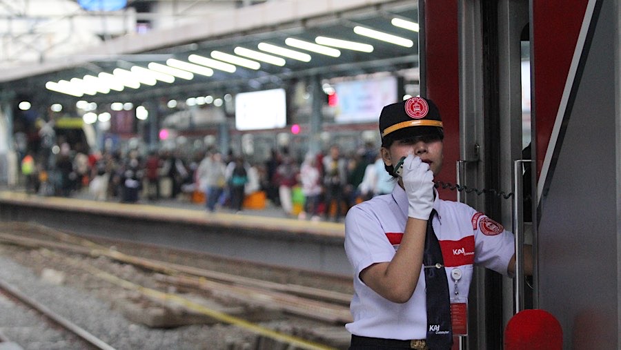 Sebelum adanya peron 1, area menunggu kereta terasa sangat penuh. (Bloomberg Technoz/Andrean Kristianto)
