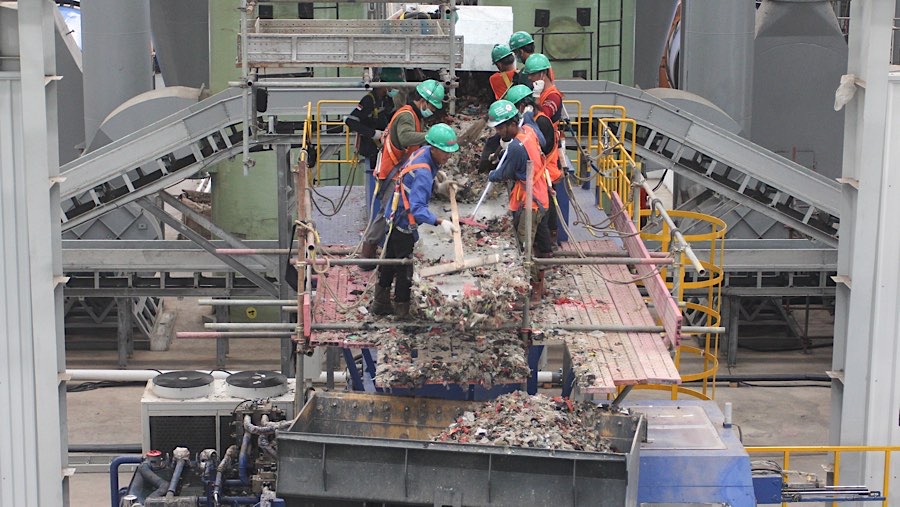 Uji coba pengolahan sampah Refuse Derived Fuel (RDF) Plant di Rorotan, Jakarta. Selasa (25/2/2025). (Bloomberg Technoz/Andrean Kristianto)