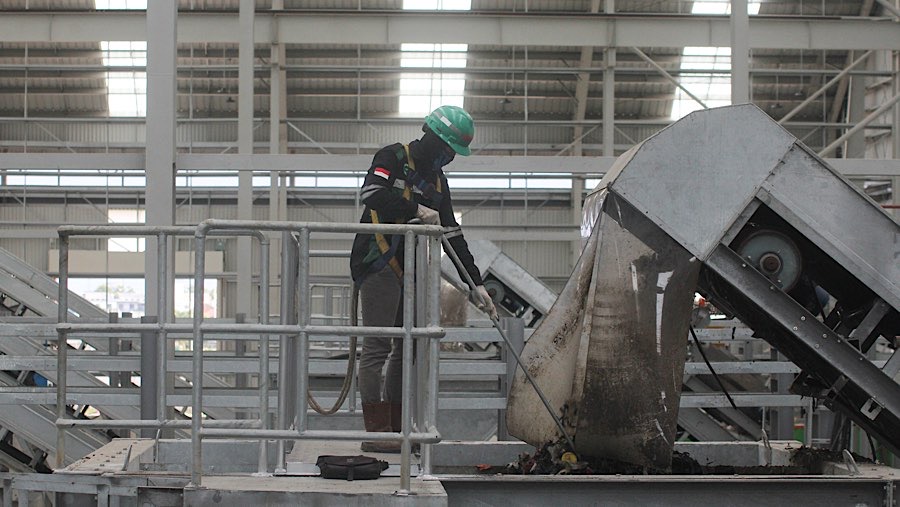 Uji coba pengolahan sampah Refuse Derived Fuel (RDF) Plant di Rorotan, Jakarta. Selasa (25/2/2025). (Bloomberg Technoz/Andrean Kristianto)
