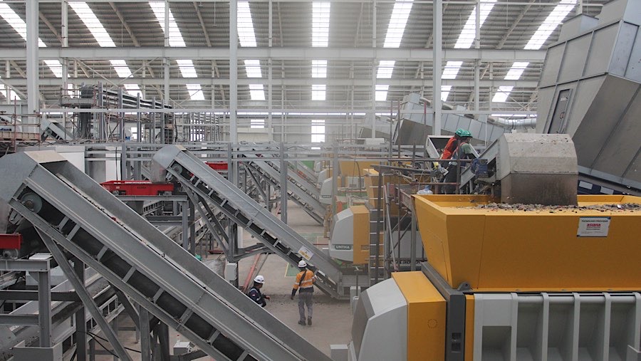 Uji coba pengolahan sampah Refuse Derived Fuel (RDF) Plant di Rorotan, Jakarta. Selasa (25/2/2025). (Bloomberg Technoz/Andrean Kristianto)
