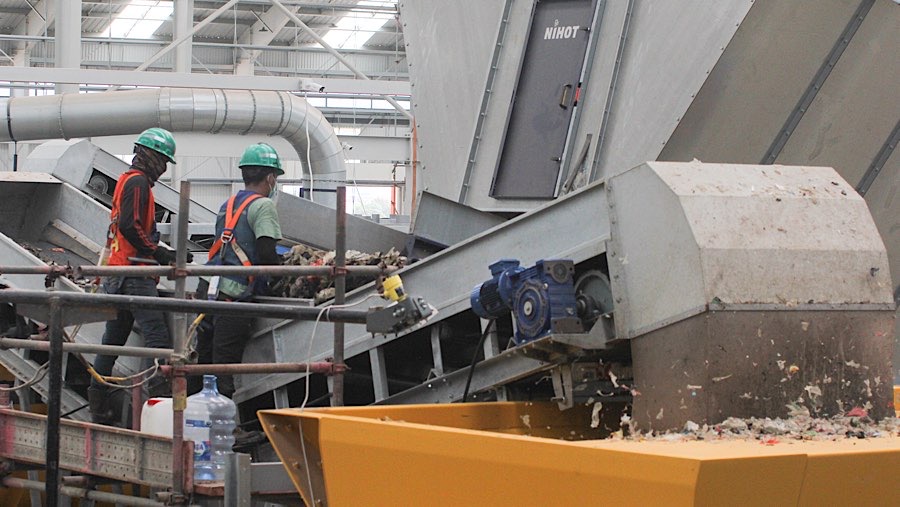 Uji coba pengolahan sampah Refuse Derived Fuel (RDF) Plant di Rorotan, Jakarta. Selasa (25/2/2025). (Bloomberg Technoz/Andrean Kristianto)