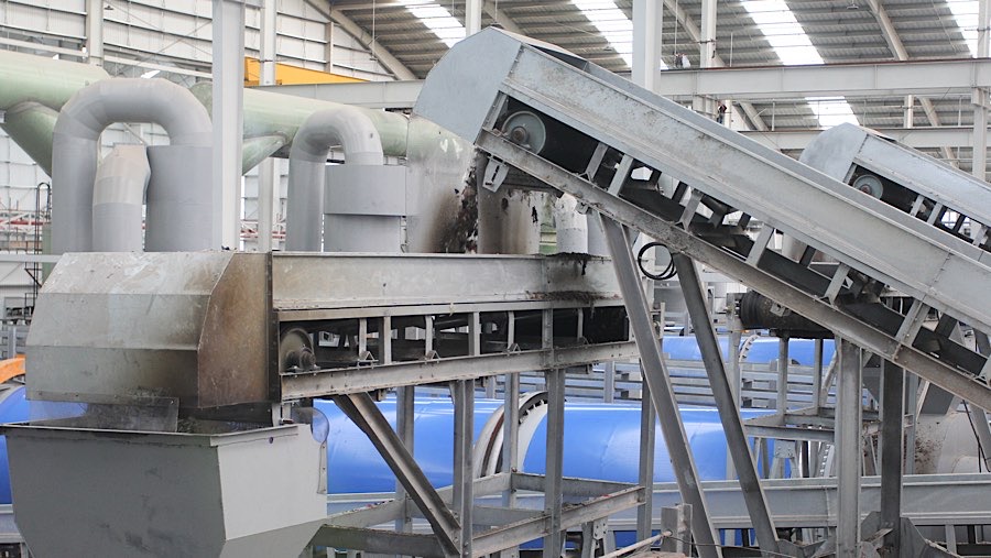 Uji coba pengolahan sampah Refuse Derived Fuel (RDF) Plant di Rorotan, Jakarta. Selasa (25/2/2025). (Bloomberg Technoz/Andrean Kristianto)