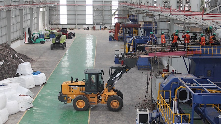 Uji coba pengolahan sampah Refuse Derived Fuel (RDF) Plant di Rorotan, Jakarta. Selasa (25/2/2025). (Bloomberg Technoz/Andrean Kristianto)
