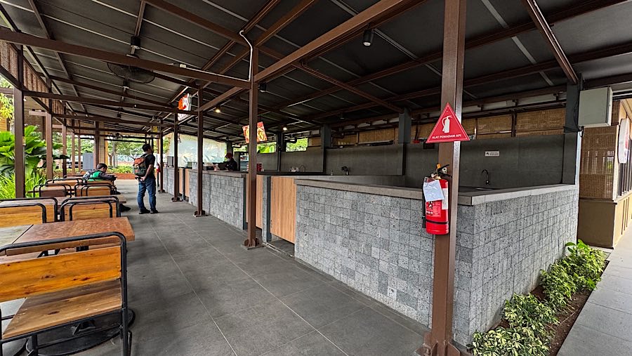 Lapak-lapak yang disewakan untuk UMKM banyak yang kosong. (Bloomberg Technoz/Andrean Kristianto)