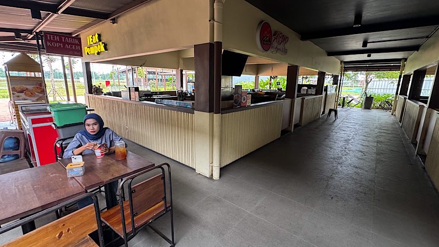Suasana sepi di pusat kuliner RANS Nusantara Hebat di BSD, Tangerang, Rabu (26/2/2025). (Bloomberg Technoz/Andrean Kristianto)