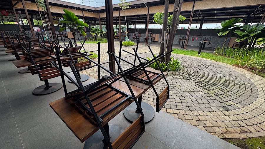 Banyak tenant yang kosong, dan kursi-kursi terlihat dinaikkan ke atas meja. (Bloomberg Technoz/Andrean Kristianto)