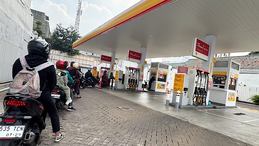Pengendara motor antre mengisi BBM di SPBU Shell, Salemba, Jakarta, Kamis (27/2/2025). (Bloomberg Technoz/Andrean Kristianto)
