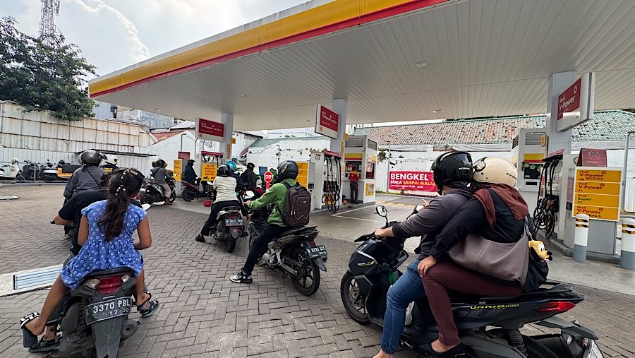 Pengendara motor antre mengisi BBM di SPBU Shell, Salemba, Jakarta, Kamis (27/2/2025). (Bloomberg Technoz/Andrean Kristianto)