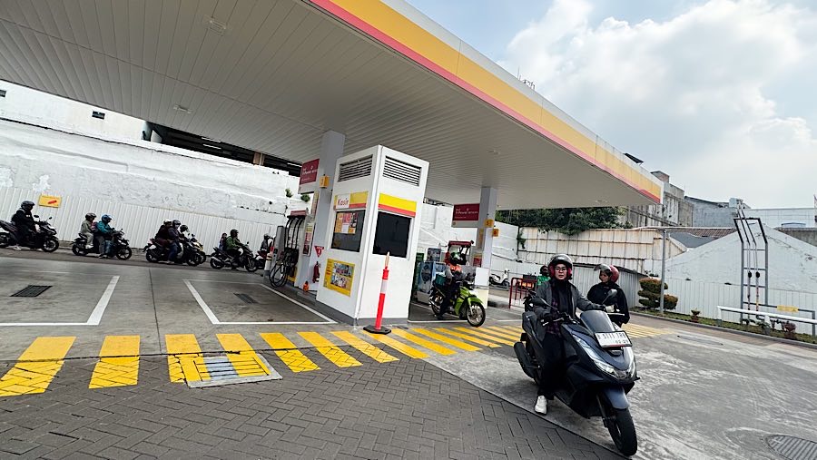 Antrean pengisian BBM juga terlihat di SPBU Shell Salemba, Jakarta Pusat pada Kamis (27/2/2025). (Bloomberg Technoz/Andrean Kristianto)