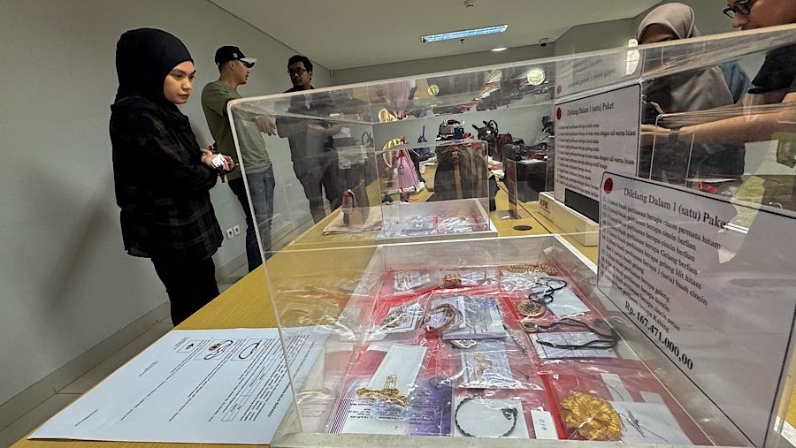 Untuk melihat barang yang dilelang calon perserta bisa melihat langsung di Rumah Penyimpanan Benda Sitaan dan Barang Rampasan (Rupbasan) KPK di Cawang