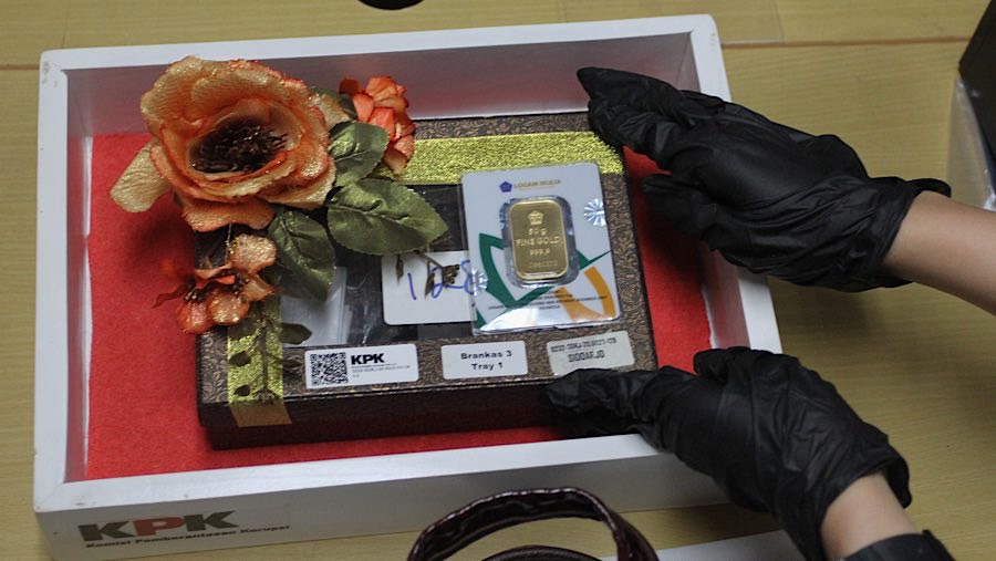 Sejumlah perhiasan dan logam mulia turut dilelang oleh KPK. (Bloomberg Technoz/Andrean Kristianto)