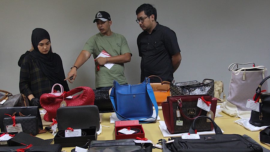 Calon peserta lelang melihat barang rampasan kasus korupsi di Rupbasan KPK, Jakarta, Kamis (27/2/2025). (Bloomberg Technoz/Andrean Kristianto)