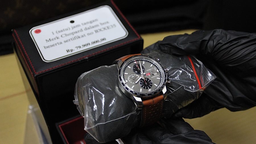 Selain tas terdapat juga jam tangan merk Chopard dengan nilai limit Rp79.909.000. (Bloomberg Technoz/Andrean Kristianto)