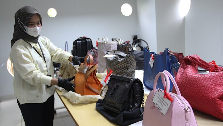 KPK kembali menggelar lelang barang rampasan hasil sitaan dari berbagai kasus korupsi. (Bloomberg Technoz/Andrean Kristianto)