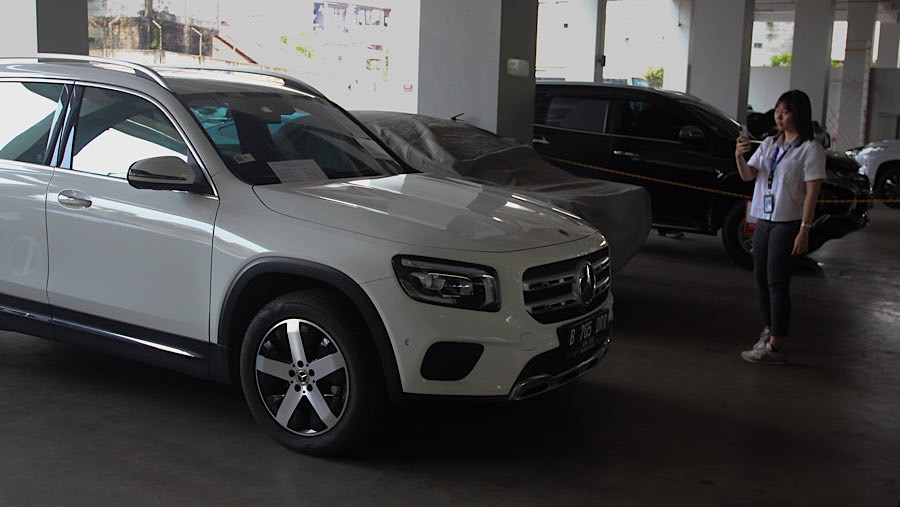 Merek mobil yang dilelang seperti Mercedes, Jeep Cherokee, dan Hyundai. (Bloomberg Technoz/Andrean Kristianto)