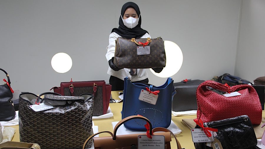 Tas dengan merek Louis Vuitton milik Rafael Alun juga dilelang dengan nilai limit mencapai Rp 16.380.000. (Bloomberg Technoz/Andrean Kristianto)