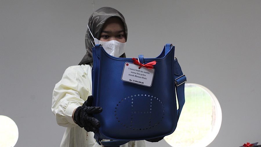 Salab satu yang dilelang adalah tas Hermes-Paris berwarna biru milik koruptor Eko Darmanto dengan nilai limit Rp 23.904.000. (Bloomberg Technoz/Andre)