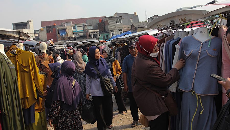 Pengunjung berbelanja pakaian di Pasar Tasik, Tanah Abang, Jakarta, Kamis (27/2/2025). (Bloomberg Technoz/Andrean Kristianto)