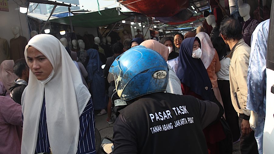 Para pedagang di Pasar Tasik telah memulai menjajakan dagangnnya mulai pukul 04.00 pagi. (Bloomberg Technoz/Andrean Kristianto)
