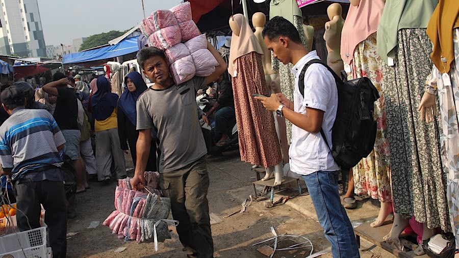 Harga yang ditawarkan juga lebih murah sehingga banyak pedagang yang memembeli di Pasar Tasik lalu dijual lagi. (Bloomberg Technoz/Andrean Kristianto)