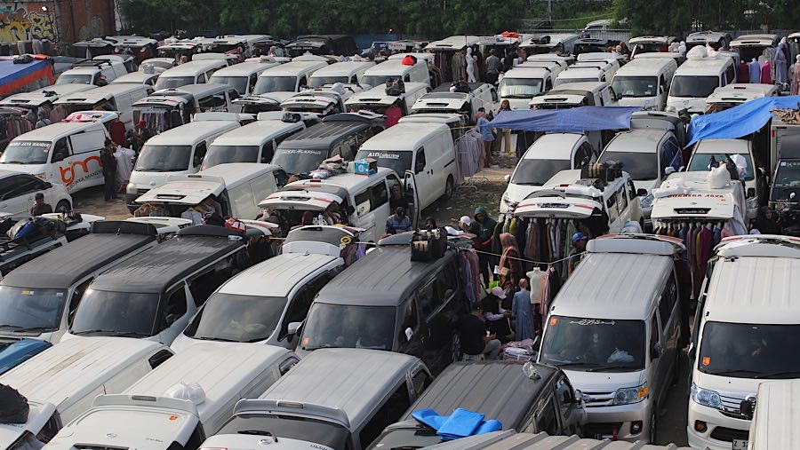 Mereka berangkat dengan menggunakan mobil yang membawa barang dagangnya. (Bloomberg Technoz/Andrean Kristianto)