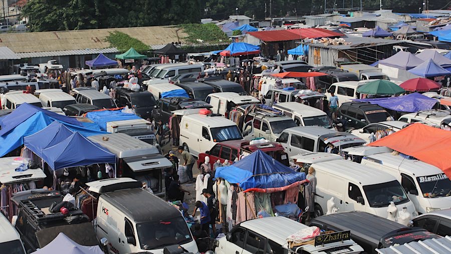 Pasar Tasik memiliki keunikan yaitu para pedagang berjualan dengan memajang produk pakaian di mobil mereka. (Bloomberg Technoz/Andrean Kristianto)