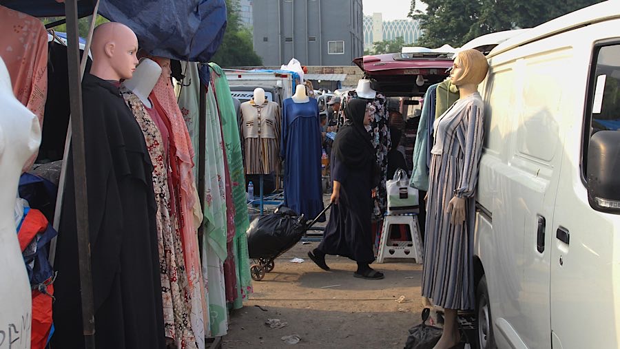 Pasar ini hanya menjual barang dagangan setiap Senin dan Kamis. (Bloomberg Technoz/Andrean Kristianto)