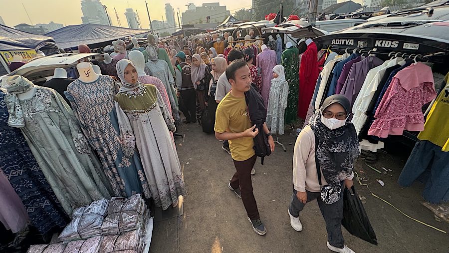 Pengunjung berbelanja pakaian di Pasar Tasik, Tanah Abang, Jakarta, Kamis (27/2/2025). (Bloomberg Technoz/Andrean Kristianto)