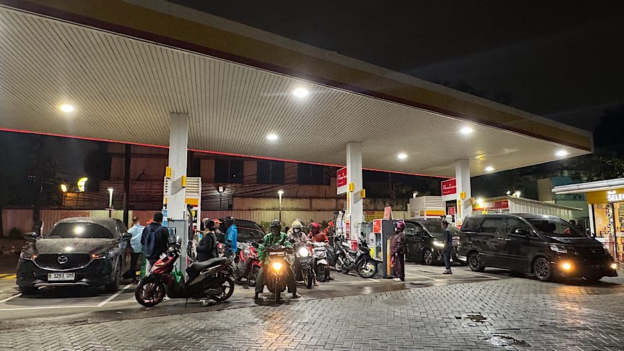 Pengendara antre mengisi BBM di SPBU Shell, Radio Dalam, Jakarta, Kamis (27/2/2025). (Bloomberg Technoz/Andrean Kristianto)
