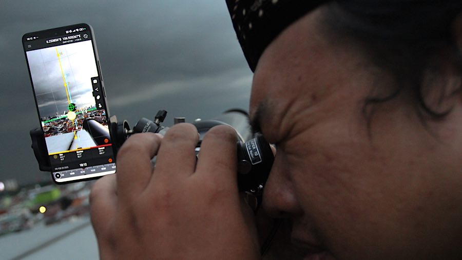 Kondisi cuaca mendung menghambat pengamatan hilal.  (Bloomberg Technoz/Andrean Kristianto)