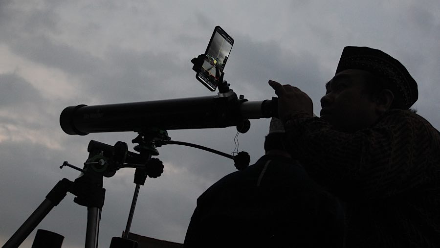 Petugas memantau hilal atau rukyatulhilal di Kanwil Kemenag Provinsi DKI Jakarta, Jakarta, Jumat (28/2/2025). (Bloomberg Technoz/Andrean Kristianto)