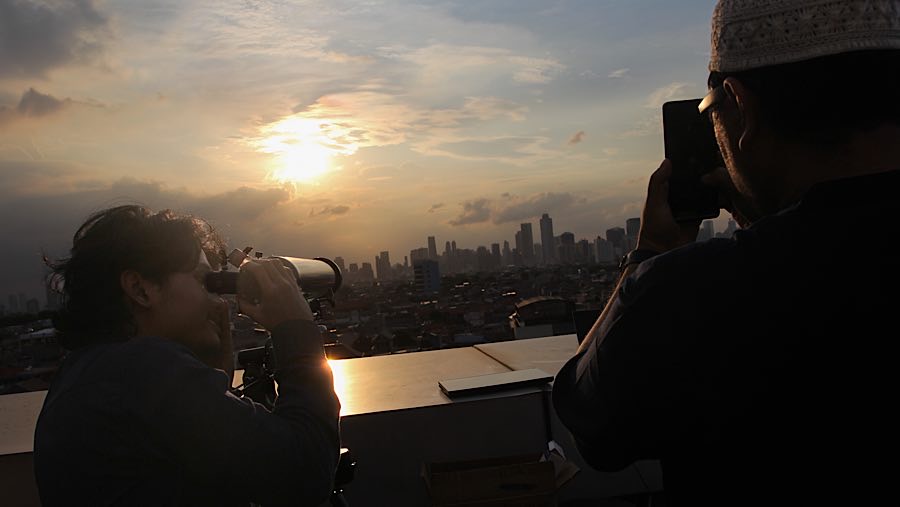 Tim hisab rukyat Kanwil Kemenag Jakarta melaporkan bahwa hilal tidak terlihat dari pukul 18.12 hingga 18.29 WIB.(Bloomberg Technoz/Andrean Kristianto)