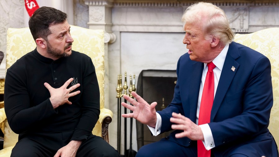 Presiden Ukraina Volodymyr Zelenskiy dan Presiden AS Donald Trump bertemu di Ruang Oval Gedung Putih (Fotografer: Jim Lo Scalzo/EPA/Bloomberg)