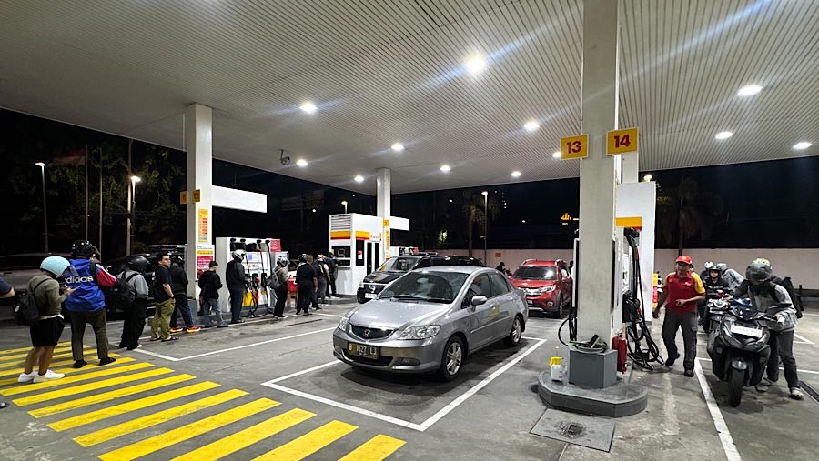Pelanggan yang ingin membayar di kasir SPBU juga terlihat adanya antrean. (Bloomberg Technoz/Andrean Kristianto)