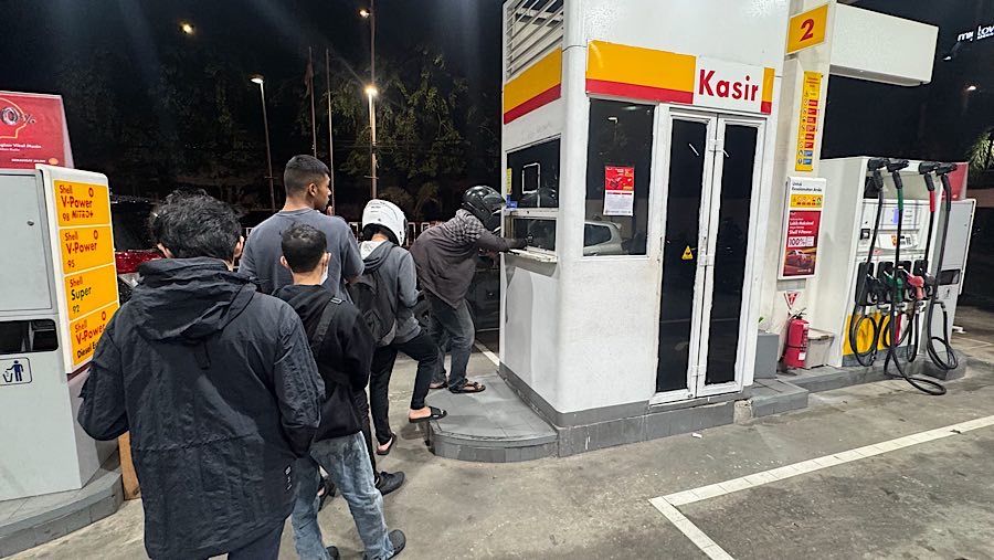 Pelanggan antre membayar BBM di SPBU Shell, TB Simatupang, Jakarta, Jumat (28/2/2025). (Bloomberg Technoz/Andrean Kristianto)