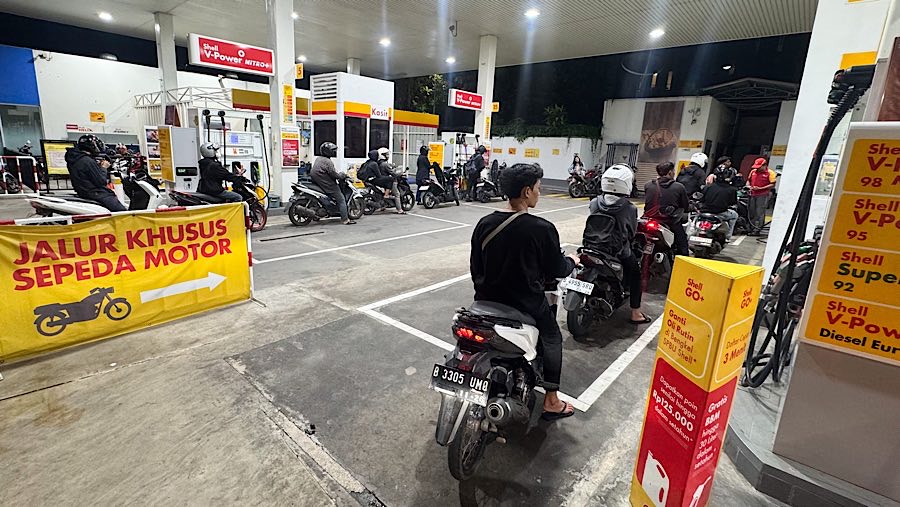Pengendara antre mengisi BBM di SPBU Shell, TB Simatupang, Jakarta, Jumat (28/2/2025). (Bloomberg Technoz/Andrean Kristianto)