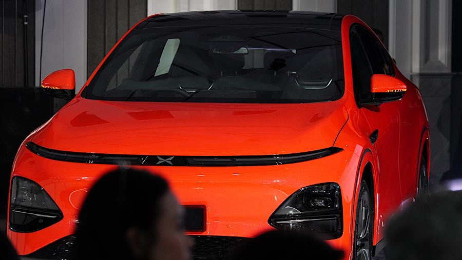 Mobil listrik Xpeng G6 dipamerkan saat peluncurannya di Jakarta, Jumat (28/2/2025). (Bloomberg Technoz/Andrean Kristianto)