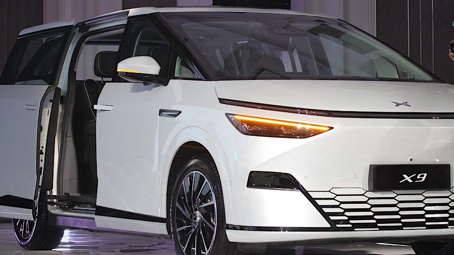 Mobil listrik Xpeng X9 dipamerkan saat peluncurannya di Jakarta, Jumat (28/2/2025). (Bloomberg Technoz/Andrean Kristianto)