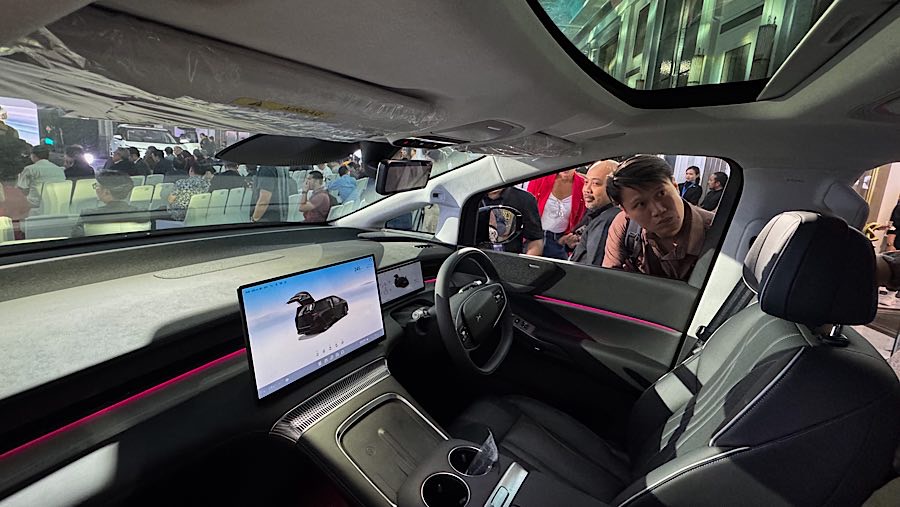 Undangan melihat mobil listrik Xpeng X9 saat peluncurannya di Jakarta, Jumat (28/2/2025). (Bloomberg Technoz/Andrean Kristianto)