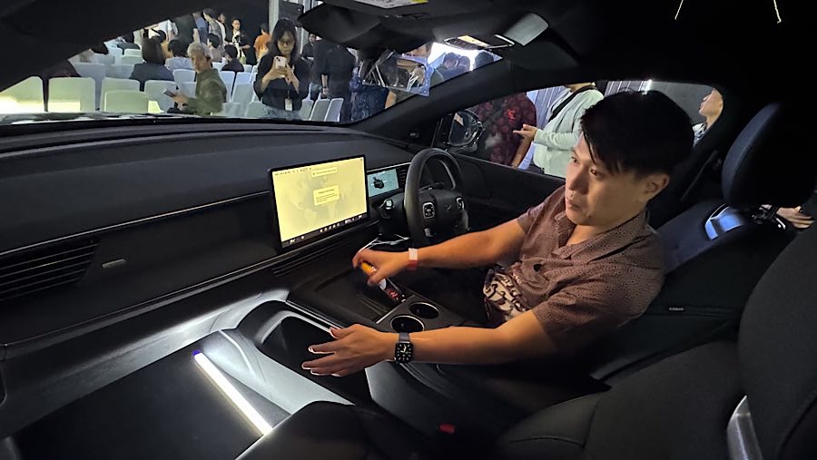 Undangan melihat mobil listrik Xpeng G6 saat peluncurannya di Jakarta, Jumat (28/2/2025). (Bloomberg Technoz/Andrean Kristianto)