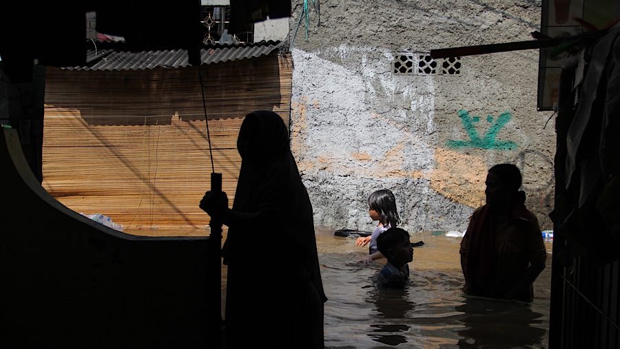 Sejumlah wilayah di Jakarta terendam banjir pada Senin (3/3/2025) akibat luapan Kali Ciliwung. (Bloomberg Technoz/Andrean Kristianto)