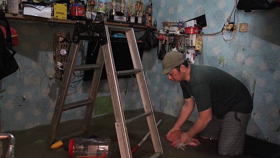 Menurut pengakuan warga, banjir sudah merendam pemukimannya sejak pukul 03.00 pagi. (Bloomberg Technoz/Andrean Kristianto)