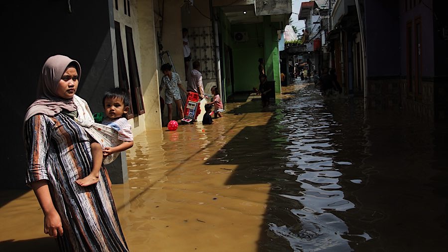 Baniir diperparah dengan adanya kiriman air yang menyebabkan Bendung Katulampa naik kesiaga 1. (Bloomberg Technoz/Andrean Kristianto)